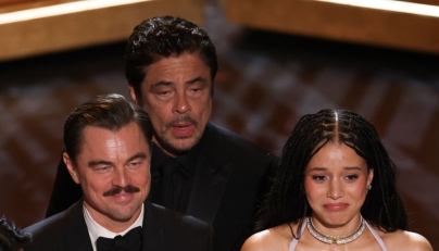 Puerto Rican actor Benicio Del Toro, US actress Chase Infiniti and US actor Leonardo DiCaprio onstage during the 98th Annual Academy Awards. (Photo by Patrick T. Fallon / AFP)