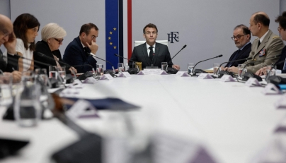 :France's President Emmanuel Macron (C) speaks next to France's Prime Minister Sebastien Lecornu (4L) and France's Defence Minister Catherine Vautrin (3L) during a national defence council meeting on Middle East conflict at the Elysee Palace in Paris on March 17, 2026. (Photo by Benoit Tessier / POOL / AFP)
