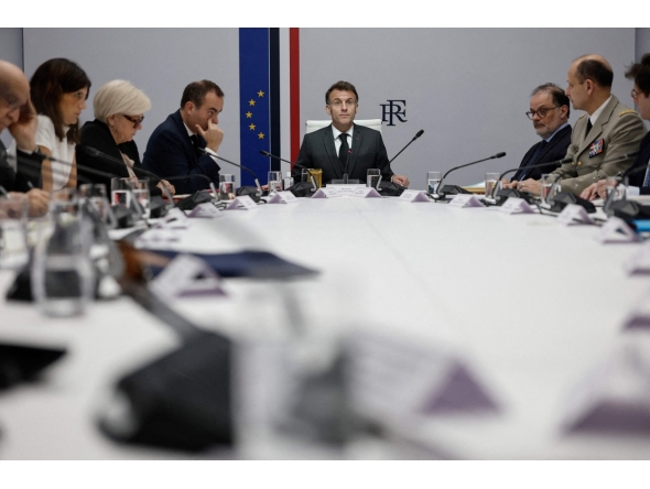 :France's President Emmanuel Macron (C) speaks next to France's Prime Minister Sebastien Lecornu (4L) and France's Defence Minister Catherine Vautrin (3L) during a national defence council meeting on Middle East conflict at the Elysee Palace in Paris on March 17, 2026. (Photo by Benoit Tessier / POOL / AFP)