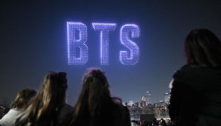 Drones illuminate the night sky with BTS logo during a drone light show at a riverside park in Seoul on March 20, 2026, ahead of the comeback concert of K-pop boy band BTS. Photo by Jung Yeon-je / AFP