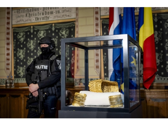 The recovered golden helmet of Cotofenesti and two gold bracelets that were stolen from the Drents Museum are displayed in a glass box in Assen on April 2, 2026. (Photo by Sem van der Wal / ANP / AFP) 