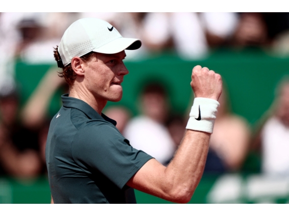 Italy's Jannik Sinner celebrates after winning against Germany's Alexander Zverev during the Monte Carlo ATP Masters Series Tournament semi-final tennis match on Court Rainier III at the Monte-Carlo Country Club in Roquebrune-Cap-Martin, south-eastern France (Photo by Thibaud Moritz / AFP)