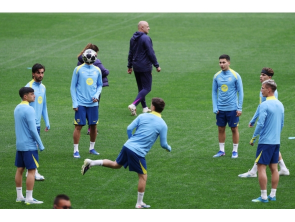 Barcelona players attend a training session on the eve of their UEFA Champions League quarter final second leg football match against Club Atletico de Madrid at Metropolitano Stadium in Madrid (Photo by Thomas Coex / AFP)