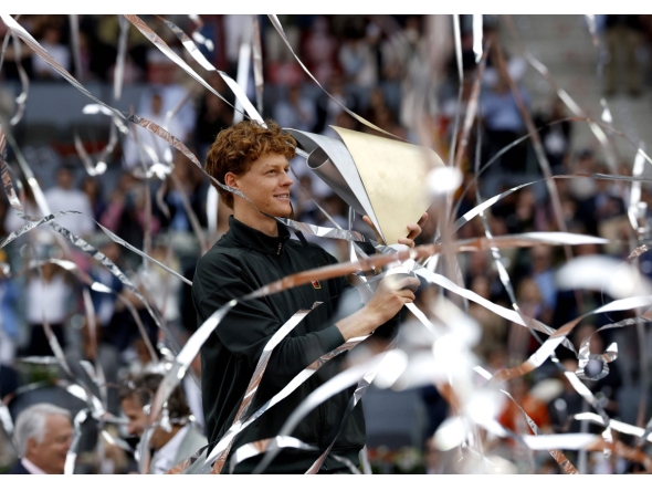 Italy's Jannik Sinner celebrates with his trophy after winning the 2026 ATP Tour Madrid Open tennis tournament final singles match against Germany's Alexander Zverev at the Caja Magica in Madrid, on May 3, 2026. (Photo by Oscar DEL POZO / AFP)
