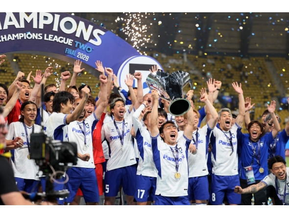Gamba Osaka's players pose with the trophy after winning the 2026 AFC Champions League Two final football match between Al-Nassr and Gamba Osaka at the Al-Awwal Park Stadium in Riyadh on May 16, 2026. (Photo by Fayez NURELDINE / AFP)