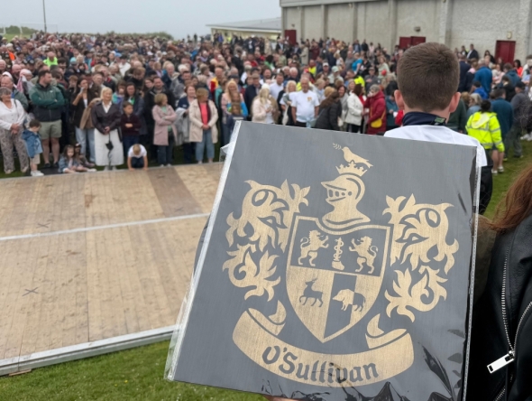 The O’Sullivan clan family crest is held by a participant in a bid to break a world record for the largest gathering of people with the same surname, in Castletownbere, Ireland (Photo by Peter Murphy/ AFP)