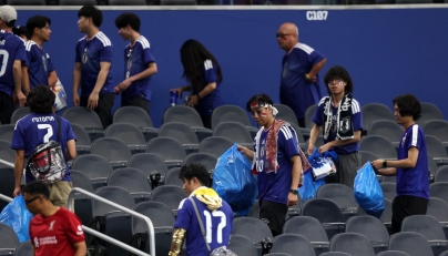 Japan fans clear trash in the stands during the FIFA World Cup 2026 match at Dallas Stadium on June 14, 2026 in Arlington, Texas. Michael Steele/Getty Images/AFP 