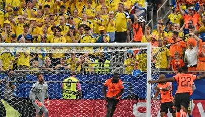 :Netherlands' forward #19 Brian Brobbey (C) celebrates next to Sweden's goalkeeper #23 Kristoffer Nordfeldt (L) after scoring a goal during the 2026 World Cup Group F football match between the Netherlands and Sweden at the Houston Stadium in Houston on June 20, 2026. (Photo by RONALDO SCHEMIDT / AFP)
