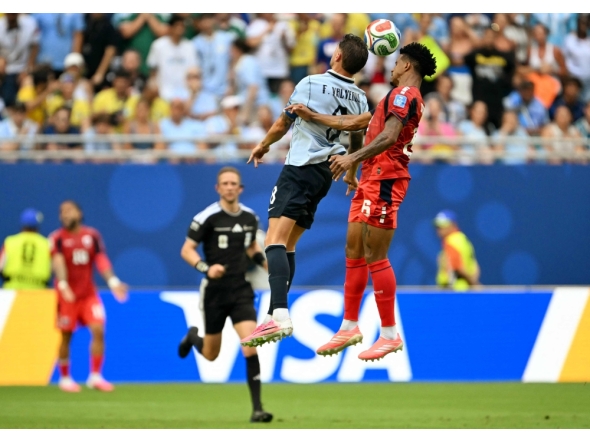 Uruguay's midfielder #08 Federico Valverde and Cape Verde's midfielder #06 Kevin Pina fight for the ball. (Photo by Chandan Khanna / AFP)
 