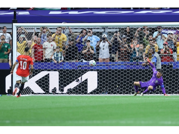 Egypt's forward #10 Mohamed Salah (L) shoots and scores past Australia's goalkeeper #01 Mathew Ryan in a penalty shoot-out during the 2026 World Cup round of 32 football match between Australia and Egypt at the Dallas Stadium in Arlington on July 3, 2026. (Photo by Thomas COEX / AFP)