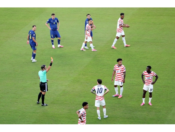 Referee Raphael Claus shows Folarin Balogun #20 of the United States a red card for a foul on Tarik Muharemovic #4 of Bosnia and Herzegovina during the FIFA World Cup 2026 Round of 32 match between USA and Bosnia and Herzegovina at San Francisco Bay Area Stadium on July 01, 2026 in Santa Clara, California. (Photo by MICHAEL STEELE / GETTY IMAGES NORTH AMERICA / Getty Images via AFP)
