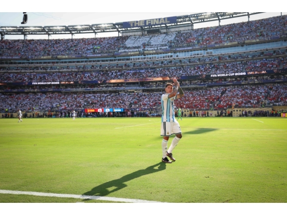 Argentina's midfielder #24 Enzo Fernandez applauds the fans as he leaves the pitch after being shown a red card on July 19, 2026. (Photo by Charly Triballeau / AFP)