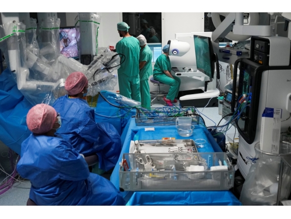 This photo taken on July 3, 2026 shows surgeons and nurses using the new Da Vinci 5 robotic-assisted surgical system while performing surgery, at St Bartholomew's Hospital in London. (Photo by Carlos Jasso / AFP)
