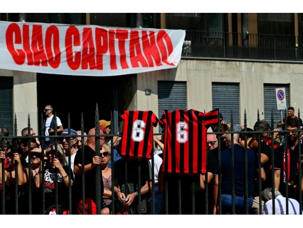 AC Milan supporters gather for the funeral of late AC Milan football player Franco Baresi outside the Sant但mbrogio Basilica in Milan on August 4, 2026. (Photo by Stefano RELLANDINI / AFP)