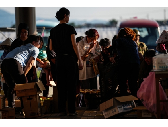 People receive relief materials at a shelter in Kumamoto Prefecture, Japan, July 30, 2026. (Xinhua/Jia Haocheng)