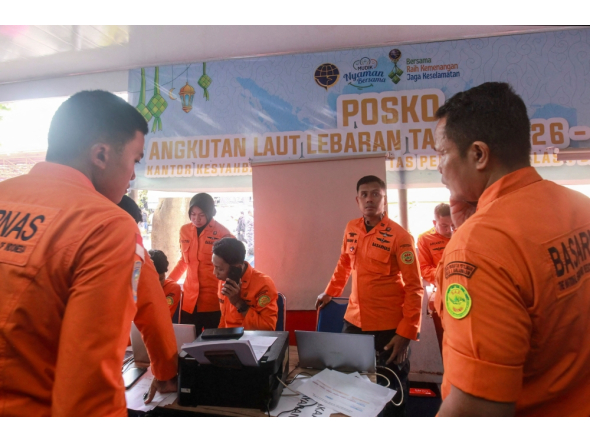 National Search and Rescue Agency (Basarnas) officers staff a rescue operations command post for the stricken Virgo Transport 8 ferry, at Trisakti Bandarmasih Port in Banjarmasin, South Kalimantan, on September 13, 2026. (Photo by INFUZ / AFP)
