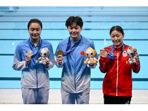 Silver medallist China's Chen Jia (L), gold medallist China's Chen Yiwen (C) and bronze medallist Japan's Sayaka Mikami (R) pose following the victory ceremony of the women's 3m springboard final diving event. (Photo by Andrew Caballero-Reynolds / AFP)
