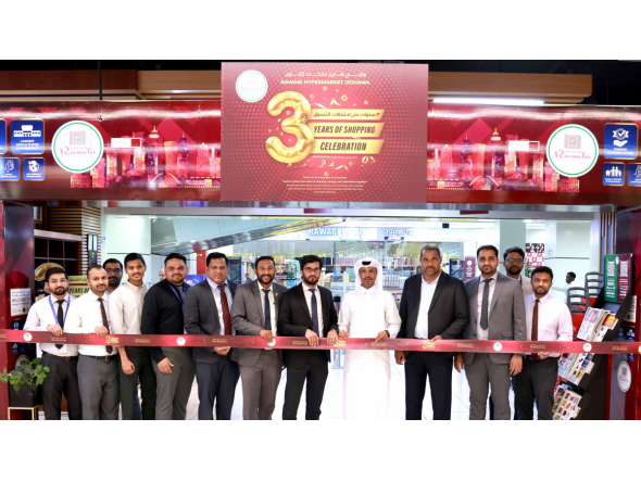 Officials and representatives of Rawabi Hypermarket Izghawa during the ribbon cutting ceremony.