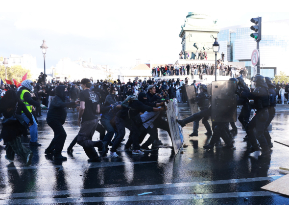 French police officers clash with protesters during a demonstration of high-school students at Place de la Bastille, in Paris, on October 8, 2026, as part of a nationwide protest movement over learning conditions. Photo by Kenzo TRIBOUILLARD / AFP