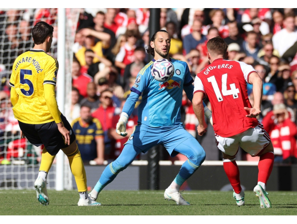Leeds United's English goalkeeper #01 James Trafford (C) comes out of his box to vie with Arsenal's Swedish striker #14 Viktor Gyokeres during the English Premier League football match between Arsenal and Leeds United at the Emirates Stadium in London on October 10, 2026. (Photo by Adrian Dennis / AFP) 