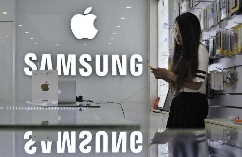 File photo of a store featuring company logos of Apple and Samsung. Reuters/Stringer
