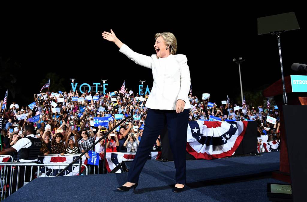 US Democratic presidential nominee Hillary Clinton waves to supporters during a campaign rally in Fort Lauderdale, Florida, on November 1, 2016.  AFP / Jewel SAMAD

