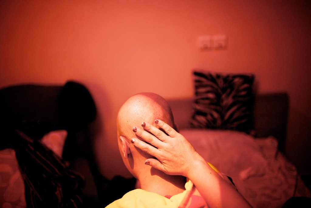 (FILES) This file photo taken on October 18, 2013 shows Iranian breast cancer patient Farvah posing for a portrait in a studio in Tehran.   AFP / BEHROUZ MEHRI