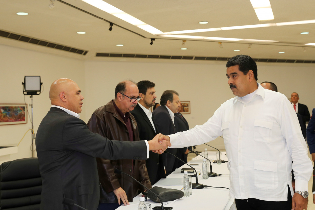 Venezuela's President Nicolas Maduro (R) shakes hands with Jesus Torrealba (L), secretary of Venezuela's coalition of opposition parties (MUD), during a political meeting between government and opposition, in Caracas, Venezuela October 30, 2016. Miraflore