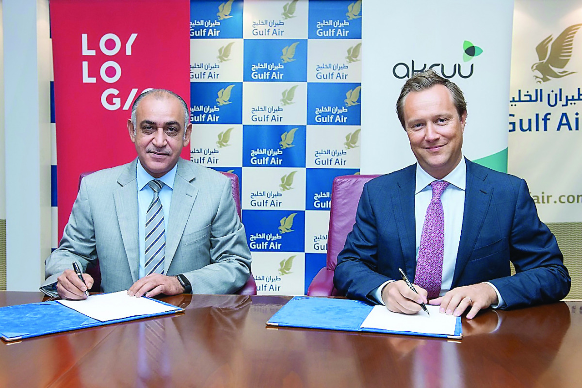 Ahmed Janahi (left) of Gulf Air and Dominic Hofer, CEO of Loylogic, at the signing ceremony.
