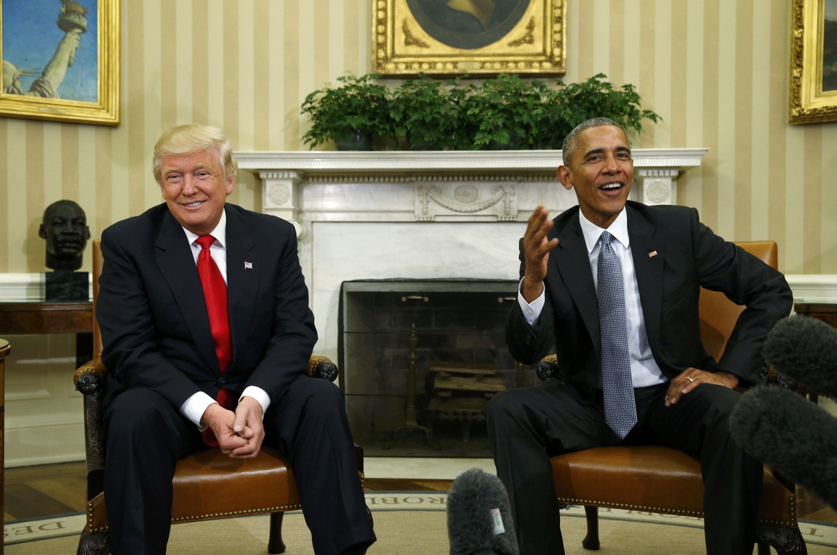 Barack Obama meets with President-elect Donald Trump to discuss transition plans in the White House Oval Office in Washington, November 10, 2016. (REUTERS / Kevin Lamarque) 