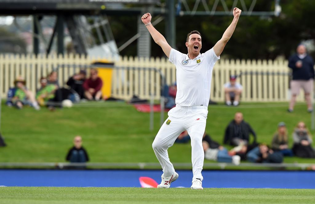 South Africa's paceman Kyle Abbott celebrates the team's victory at the end of the second Test cricket match between Australia and South Africa in Hobart on November 15, 2016. AFP / SAEED KHAN 