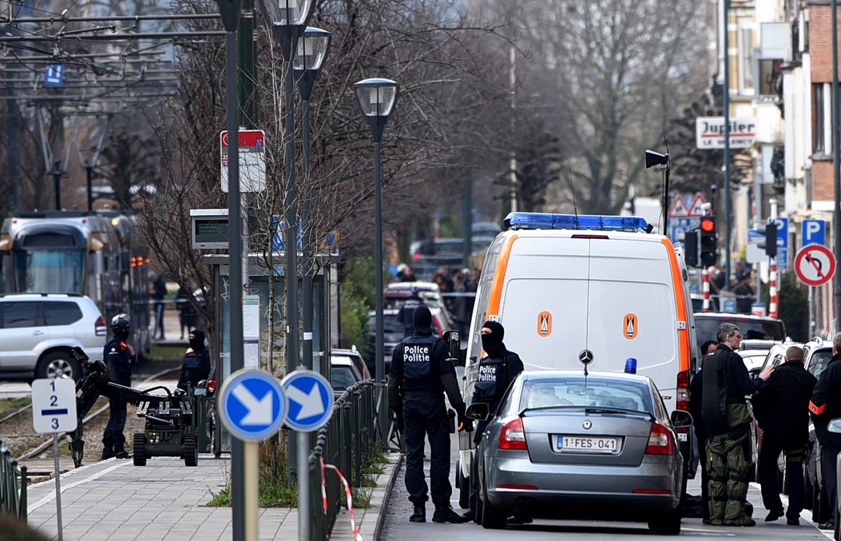 FILE PHOTO: Police stand next to a bomb squad robot during an demining operation at a tramway station on March 25, 2016 in Schaerbeek suburb, Brussels, during a bomb alert. (AFP / PATRIK STOLLARZ)