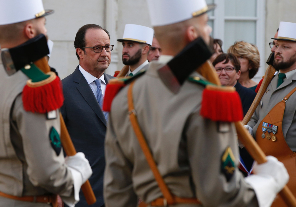 French President Francois Hollande reviews French Foreign legion troops during an official visit to the Canal du Midi in Castelnaudary, southern France, on November 19, 2016. (AFP / Guillaume HORCAJUELPO)