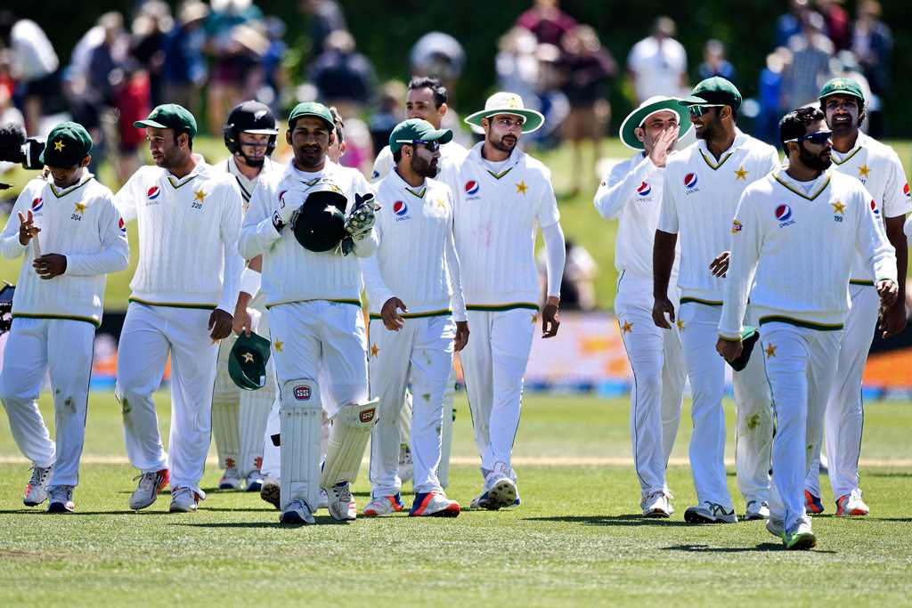 The Pakistan and New Zealand (back) teams walk from the field at the end of the first cricket Test match between New Zealand and Pakistan at Hagley Park in Christchurch on November 20, 2016. AFP / Marty MELVILLE
