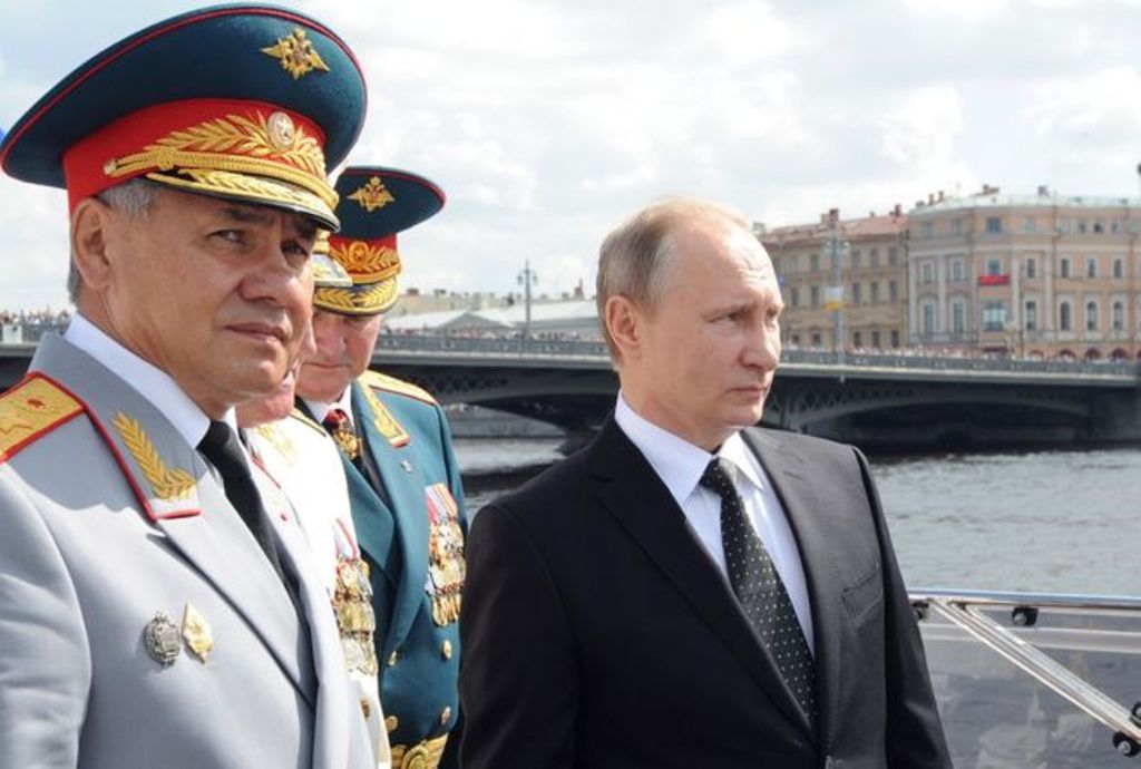 Russian President Vladimir Putin (R) and Defence Minister Sergei Shoigu (L), pictured in July. / AFP.