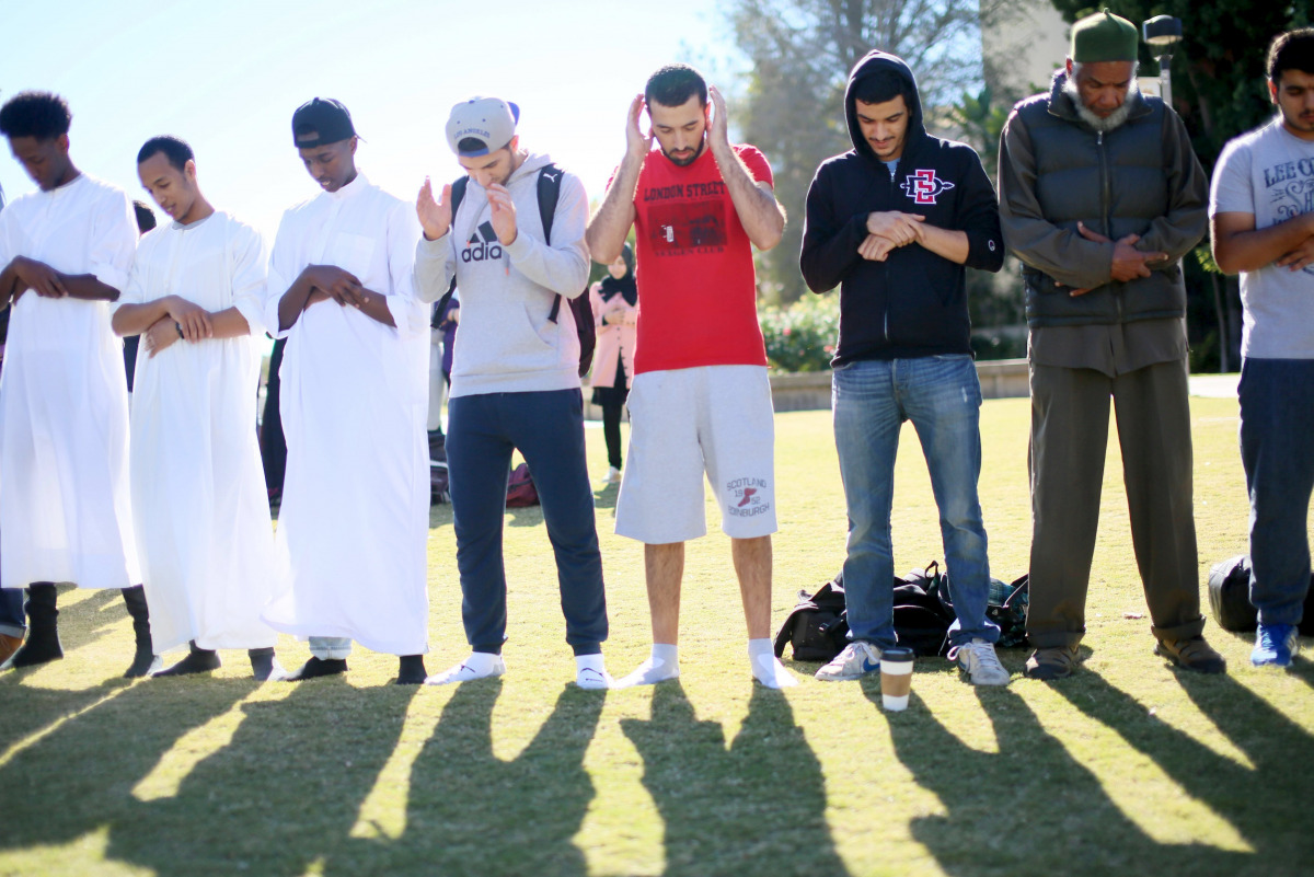 Muslim students pray before at a rally against Islamophobia at San Diego State University in San Diego California, November 23, 2015 (REUTERS /Sandy Huffaker) 
