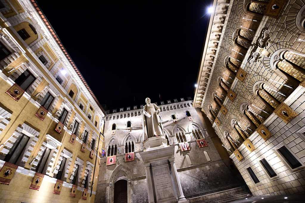 (FILES) This file photo taken on July 02, 2016 shows the headquarters of Italian bank Monte Dei Paschi di Siena at Piazza Salimbeni in Siena, Tuscany. AFP / GIUSEPPE CACACE