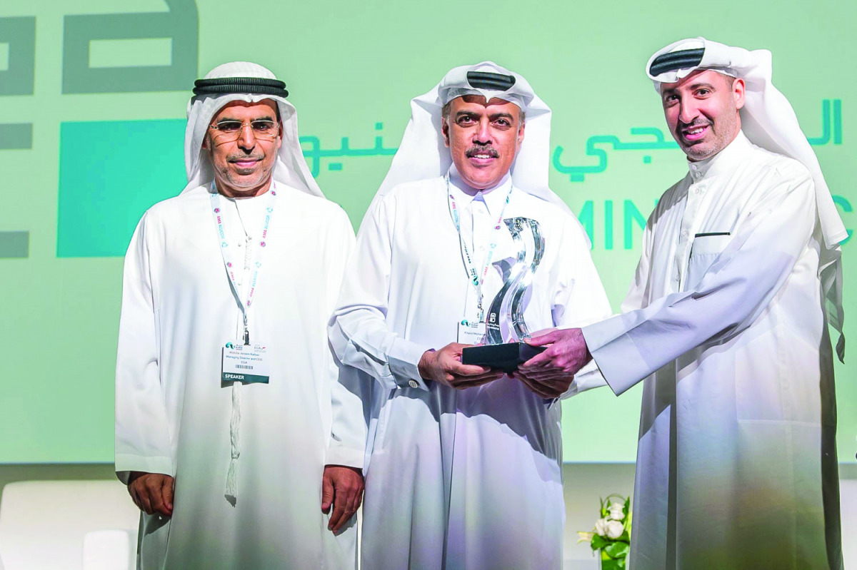 A Qatalum official receiving the award.