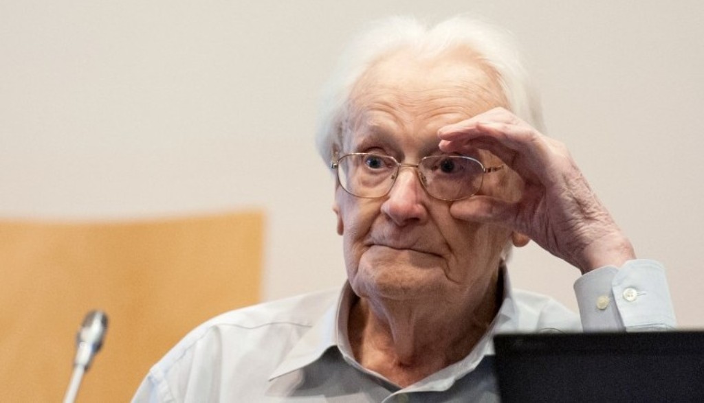 Defendant and German former SS officer Oskar Groening, 94, dubbed the 'bookkeeper of Auschwitz,' reacts at the courtroom in Lueneburg, northern Germany, ahead of his trial on July 7, 2015. (AFP PHOTO / POOL/ PHILIPP SCHULZE)