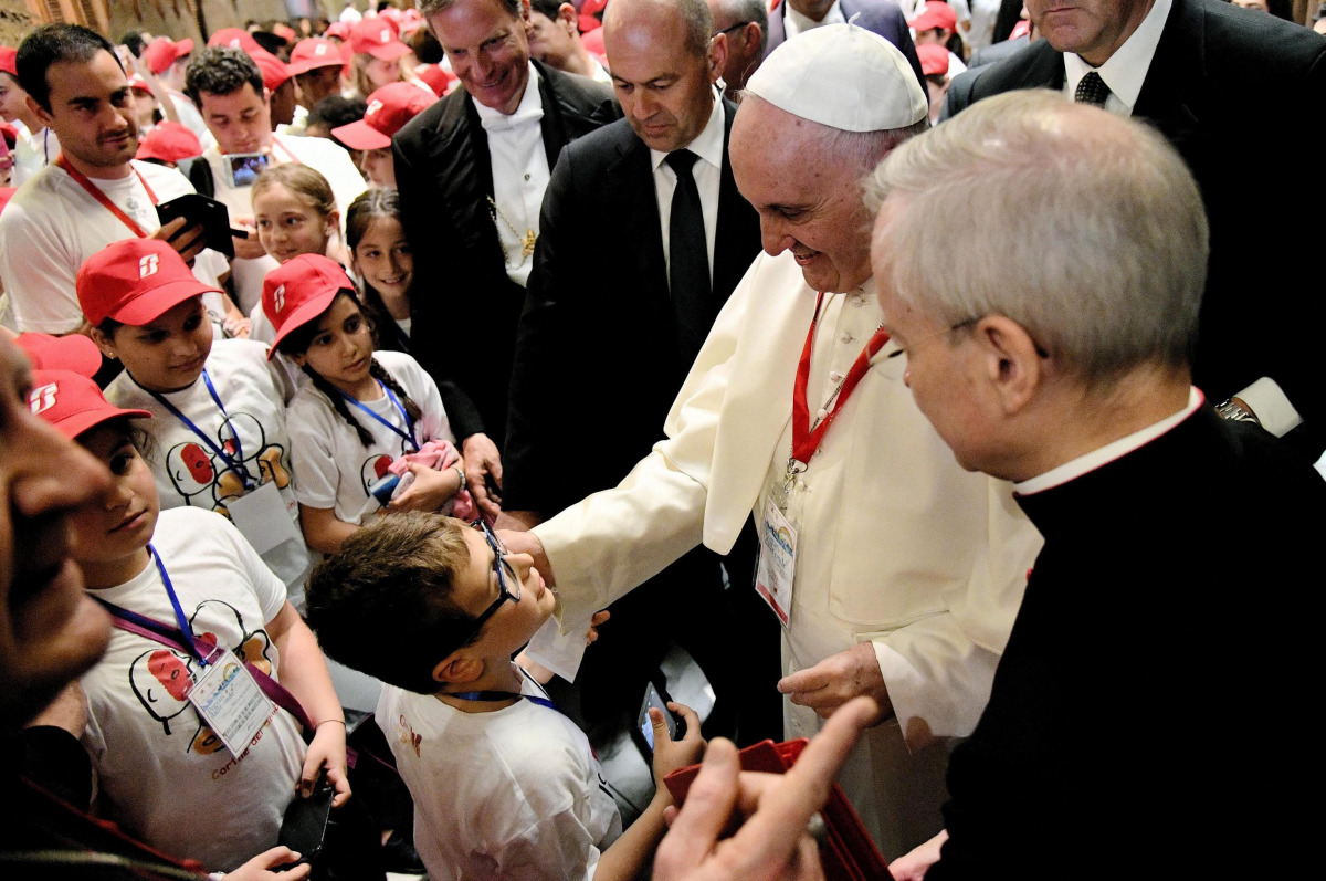 Pope Francis greets a boy as he meets some 400 children who came from Calabria to meet him,Vatican City May 28, 2016 (EPA / VINCENZO PINTO) 