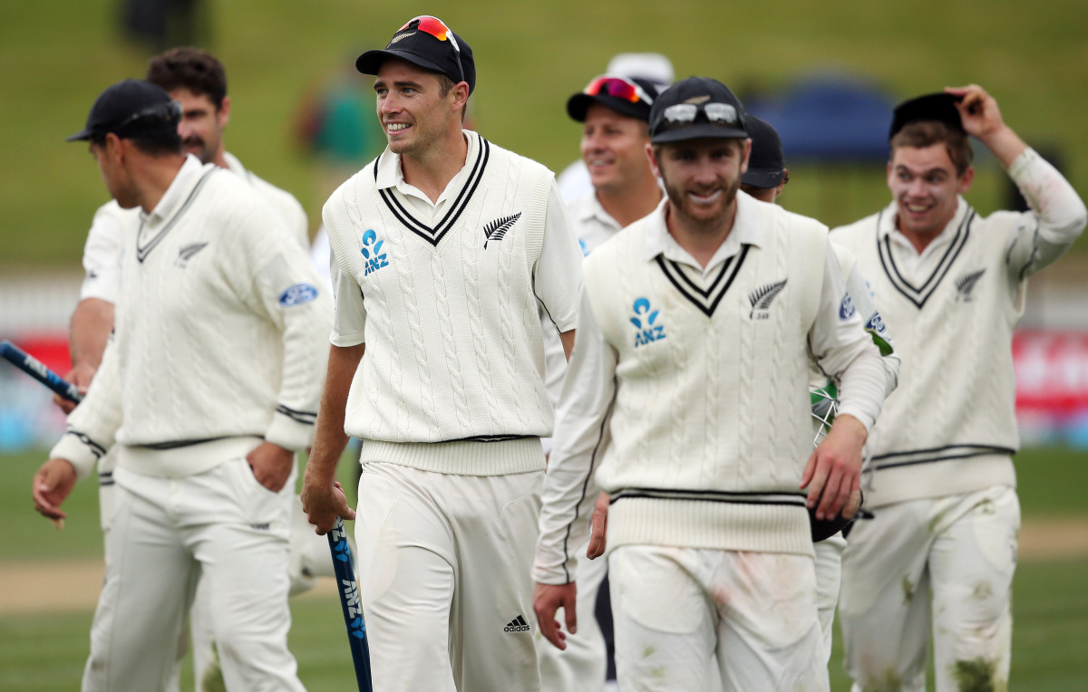 New Zealand's Tim Southee (C) and teammates celebrate winning the test during day five of the second cricket Test match between New Zealand and Pakistan at Seddon Park in Hamilton on November 29, 2016 (AFP / MICHAEL BRADLEY)