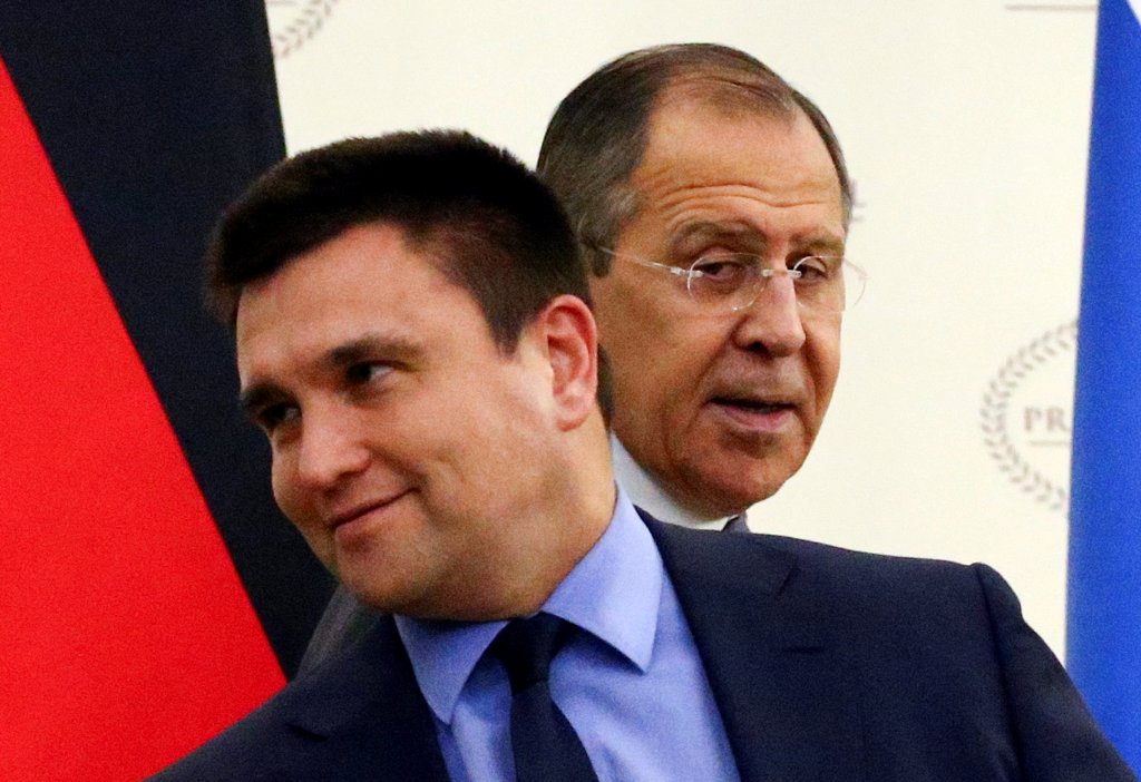 Russia's Foreign Minister Sergei Lavrov and his Ukrainian counterpart Pavlo Klimkin gather for talks on the crisis in eastern Ukraine, in Minsk, Belarus, November 29, 2016. REUTERS/Vasily Fedosenko
