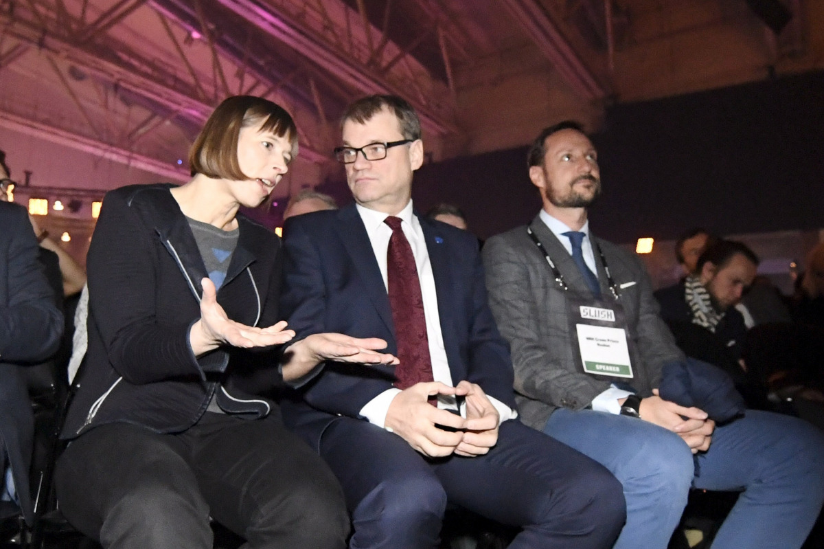 Estonia's President Kersti Kaljulaid (L), Finland's Prime Minister Juha Sipila and Norwegian Crown Prince Haakon (R) attend the opening show of the Slush 2016 in Helsinki, Finland, November 30, 2016. Jussi Nukari/Lehtikuva via REUTERS