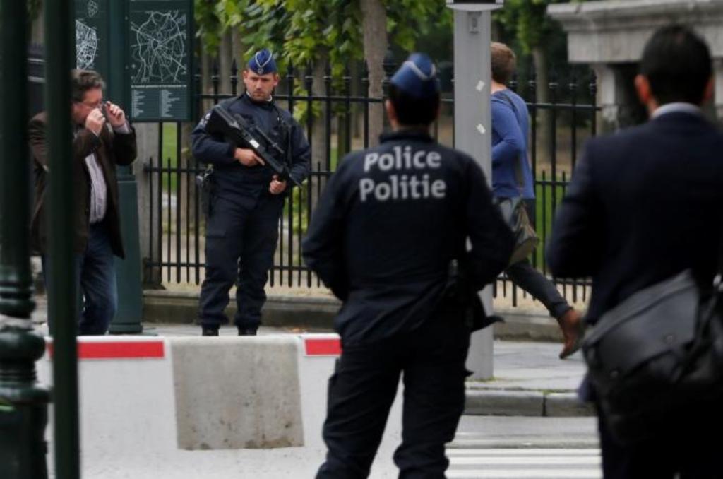 Belgian police officers patrol in central Brussels, Belgium, June 18, 2016. REUTERS/Francois Lenoir
