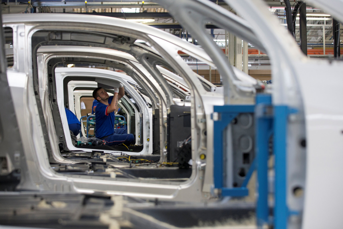 An employee works on the automobile assembly line of Bluecar electric city cars at Renault car maker factory in Dieppe, western France, September 1, 2015 (REUTERS / Philippe Wojazer) 