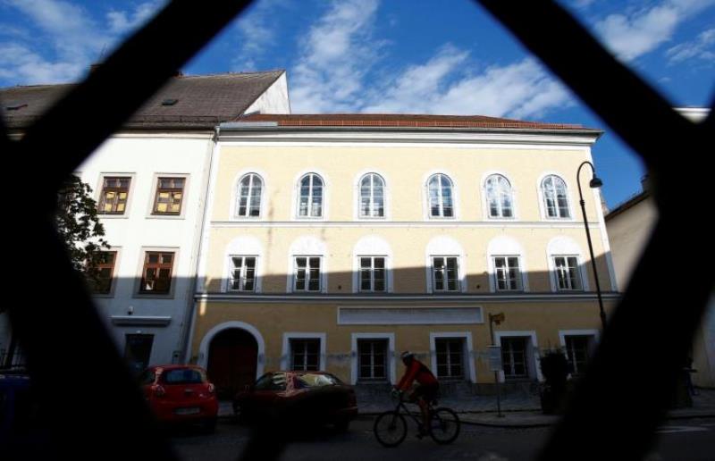 The house in which Adolf Hitler was born is seen through a fence in the northern Austrian city of Braunau am Inn September 24, 2012. REUTERS/Dominic Ebenbichler/File Photo
