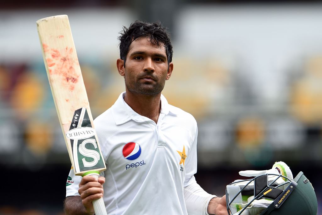 Pakistan's batsman Asad Shafiq acknowledges applause by spectators as he walks off the field during the fifth day of the first day-night cricket Test match between Australia and Pakistan in Brisbane on December 19, 2016. AFP / Saeed KHAN 