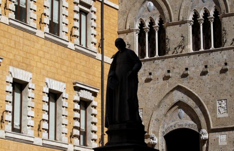 The main entrance of the Monte dei Paschi bank headquarters is seen in Siena, Italy, March 13, 2012. REUTERS/Max Rossi/File Photo
