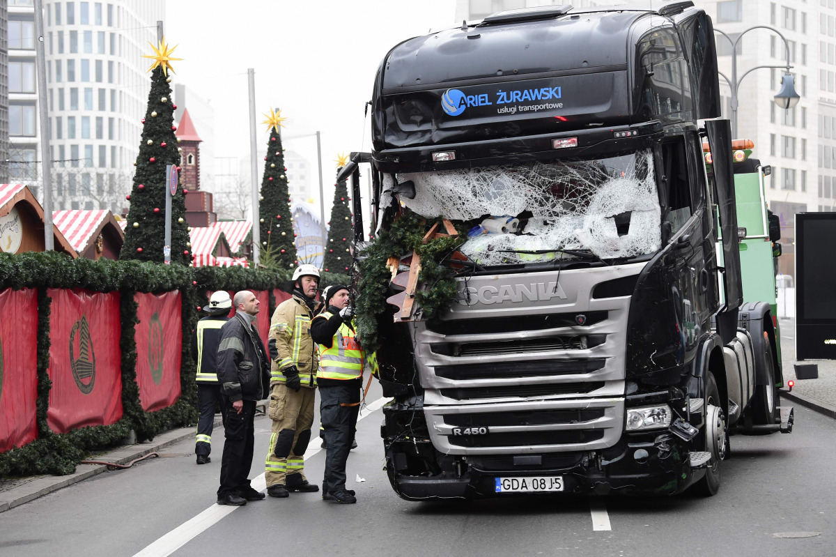 Firemen inspecting the truck that crashed the evening before into a Christmas market at Gedaechtniskirche church in Berlin on December 20, 2016 (AFP / Tobias SCHWARZ) 