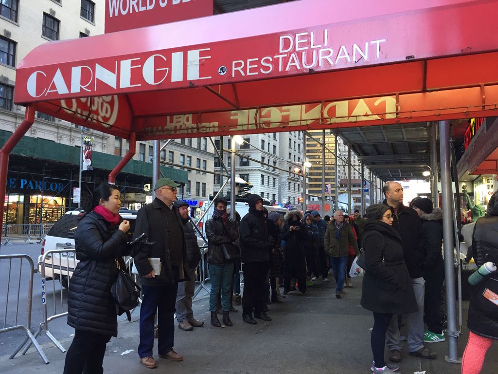 People line up to get into the Carnegie Deli December 30, 2016 in New York. AFP / Catherine Triomphe